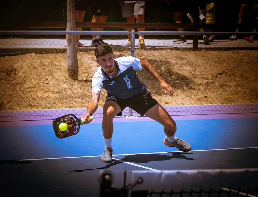 Javi-Gallego-haciendo-un-drop-shot-en-pickleball