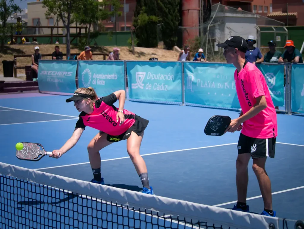 Utiliza el dink en pickleball